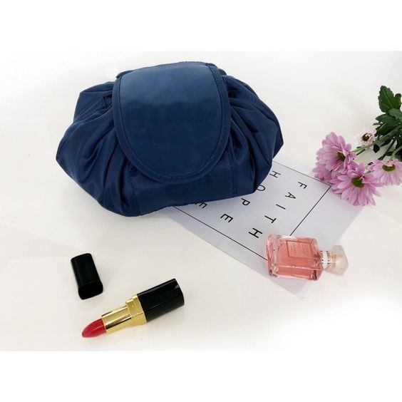 Carvallo - Kosmetiktask med snörning och stort utrymme Carvallo