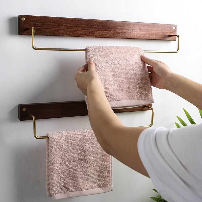 Carvallo – Elegant Bökved Towel Rack with Brass Accents Carvallo