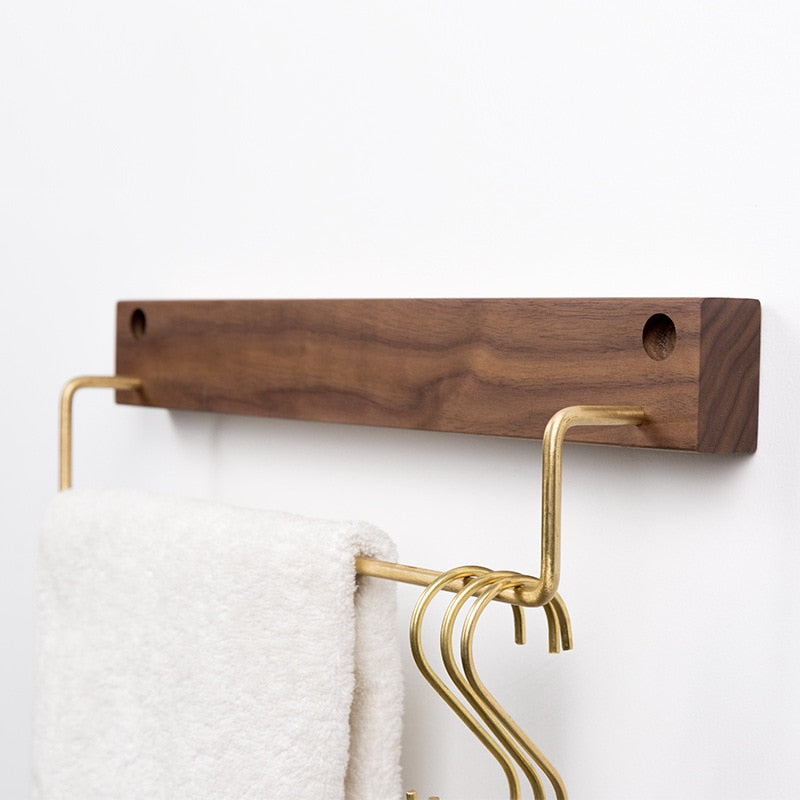Carvallo – Elegant Bökved Towel Rack with Brass Accents Carvallo