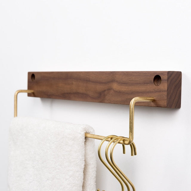 Carvallo – Elegant Bökved Towel Rack with Brass Accents Carvallo