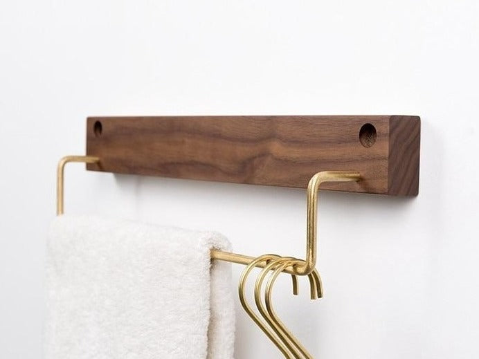 Carvallo – Elegant Bökved Towel Rack with Brass Accents Carvallo