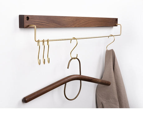 Carvallo – Elegant Bökved Towel Rack with Brass Accents Carvallo