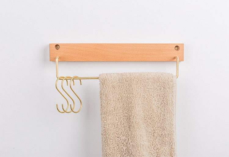 Carvallo – Elegant Bökved Towel Rack with Brass Accents Carvallo