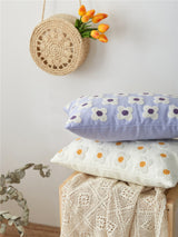 Carvallo – Broderad Ländkuddeöverdrag med Lekfulla Margueriter Carvallo