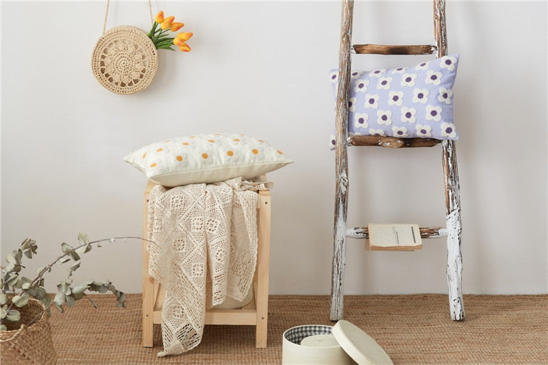 Carvallo – Broderad Ländkuddeöverdrag med Lekfulla Margueriter Carvallo