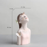 Carvallo – Fängslande Skulptur i Skogen med Fjärilar och Blommor Carvallo