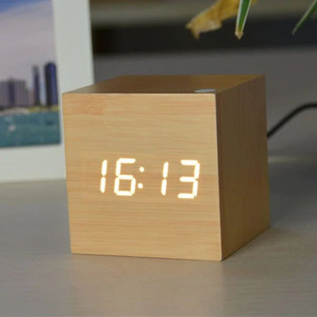 Digital klocka kub i modern trädesign Carvallo