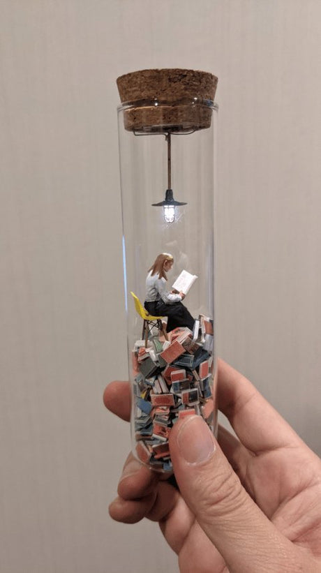 SculptedView - Konstnärlig Reagensrörsmonitor För Unik Inredning Carvallo