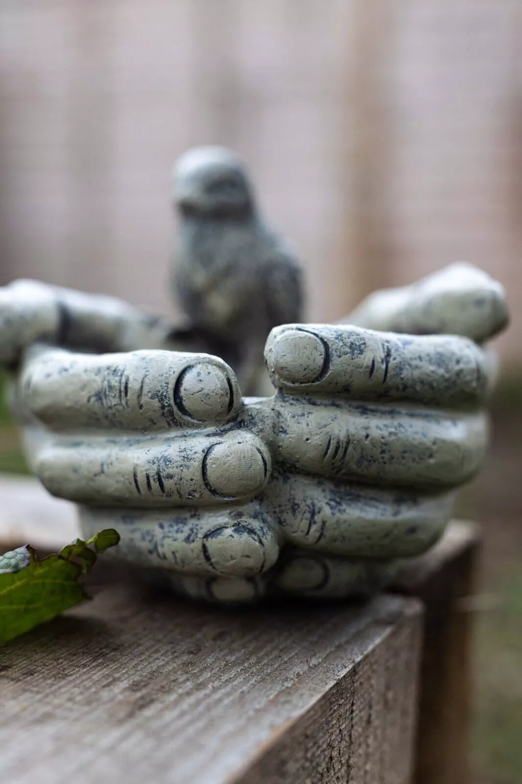 Konstnärlig handmatare i harts för fåglar — Elegant trädgårdsskulptur och utomhusdekor MILA Sverige