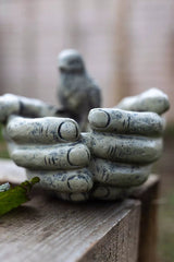 Konstnärlig handmatare i harts för fåglar — Elegant trädgårdsskulptur och utomhusdekor MILA Sverige