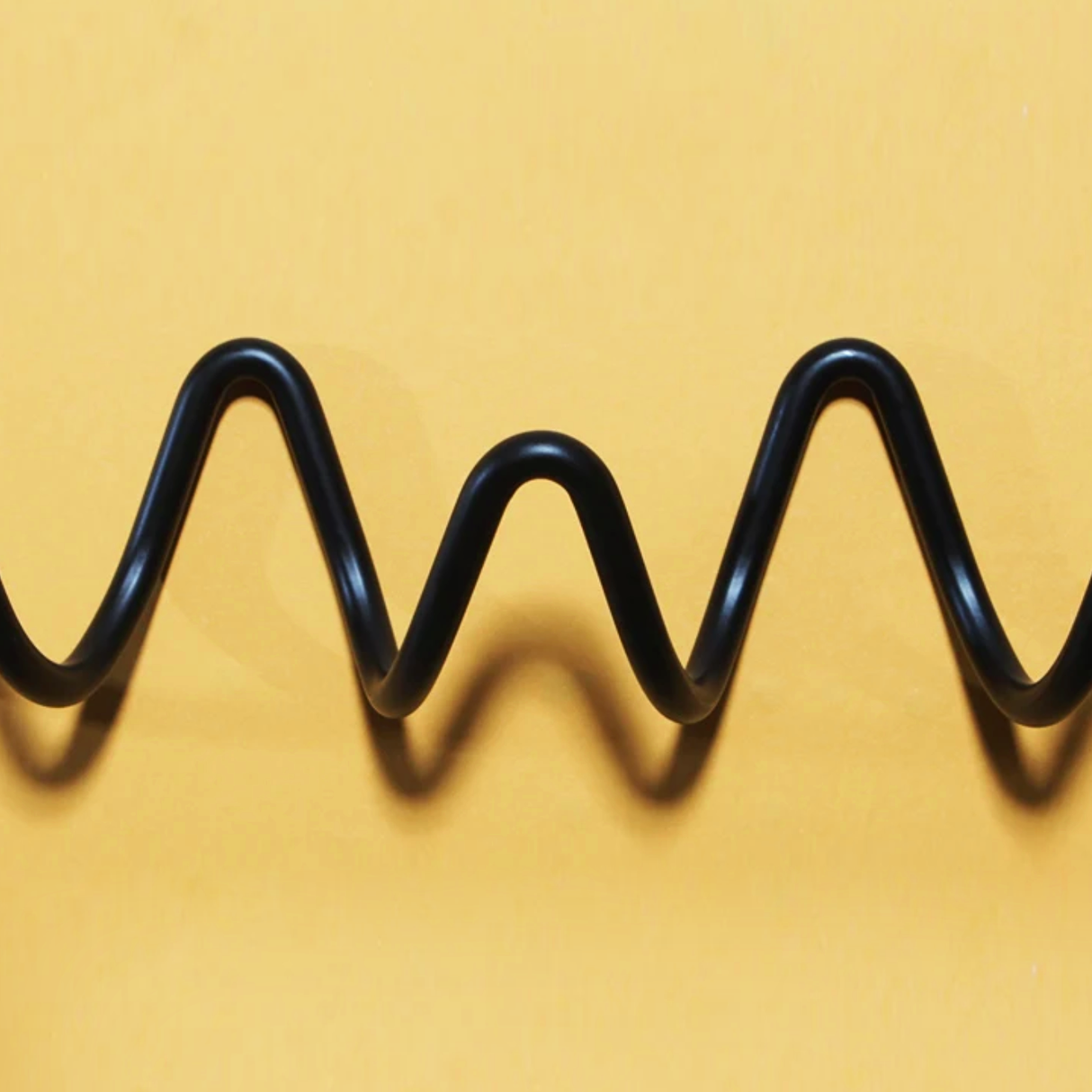 ScribbleLine Modern Metall Väggkrok – Konstnärlig Abstrakt Klädhängare MILA Sverige