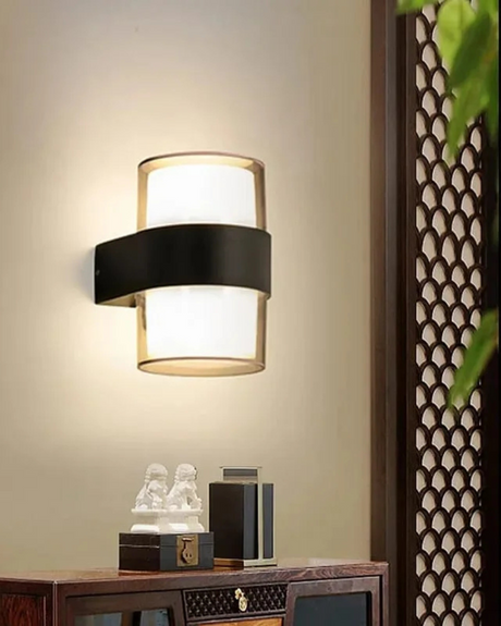 SereneGlow - Elegant utomhus vägglampa för en varm och inbjudande atmosfär Carvallo