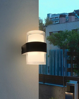 SereneGlow - Elegant utomhus vägglampa för en varm och inbjudande atmosfär Carvallo