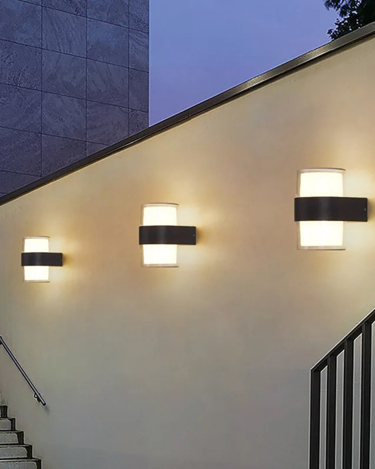 SereneGlow - Elegant utomhus vägglampa för en varm och inbjudande atmosfär Carvallo