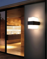 SereneGlow - Elegant utomhus vägglampa för en varm och inbjudande atmosfär Carvallo