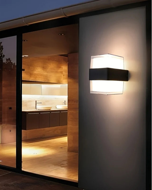 SereneGlow - Elegant utomhus vägglampa för en varm och inbjudande atmosfär Carvallo