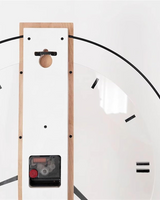 Carvallo - Modernt runt väggur med elegant träcenter och djärva svarta visare Carvallo