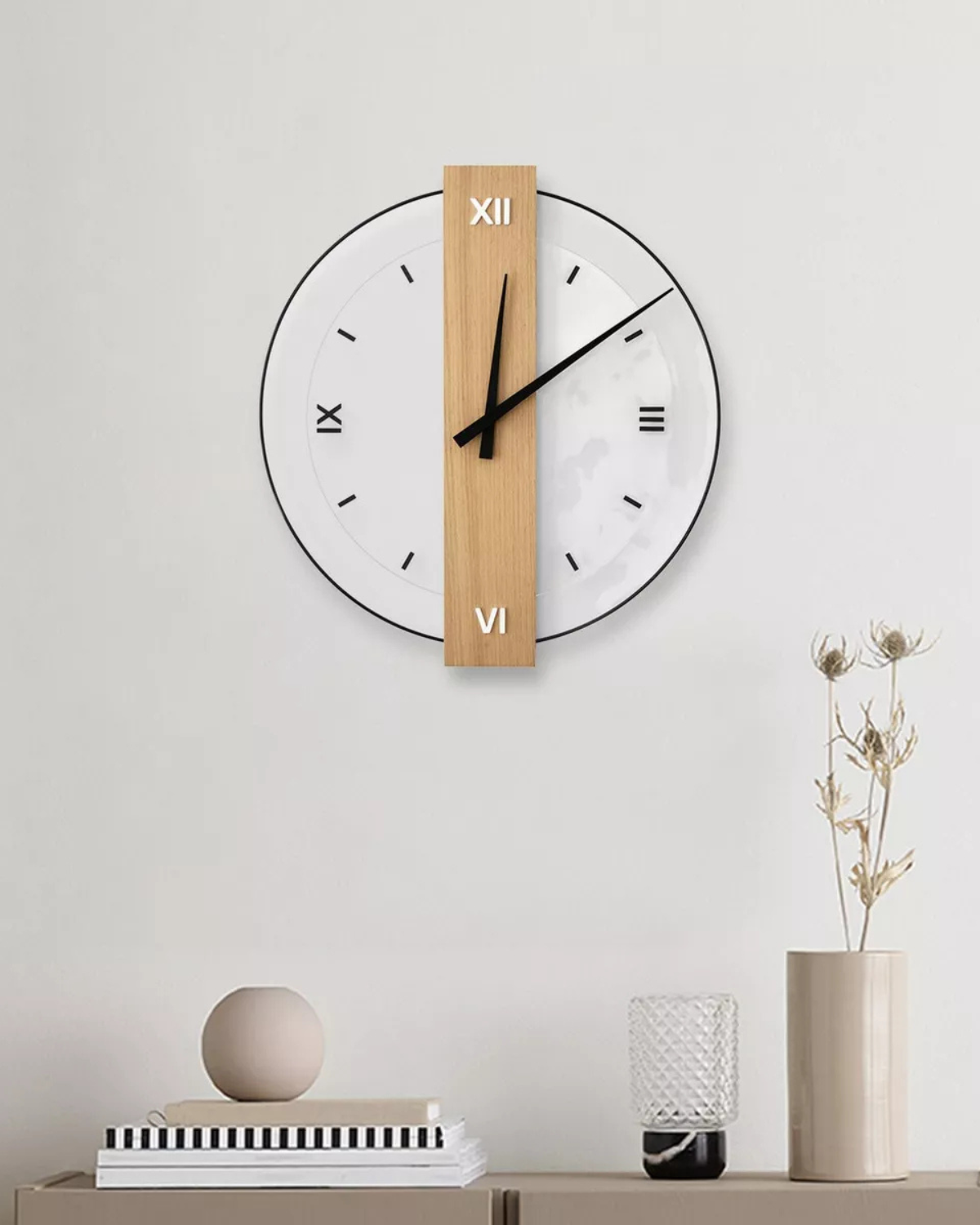 Carvallo - Modernt runt väggur med elegant träcenter och djärva svarta visare Carvallo