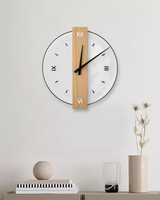 Carvallo - Modernt runt väggur med elegant träcenter och djärva svarta visare Carvallo