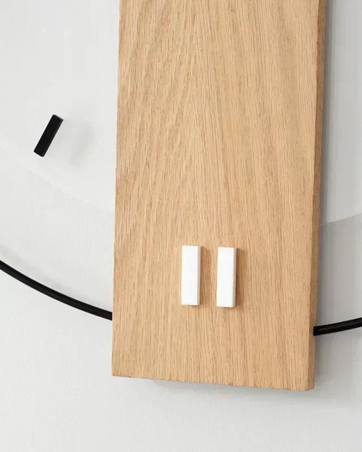 Carvallo - Modernt runt väggur med elegant träcenter och djärva svarta visare Carvallo