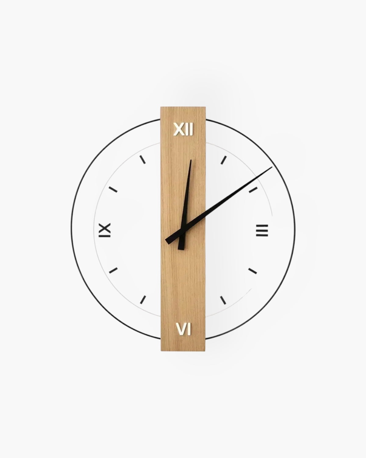 Carvallo - Modernt runt väggur med elegant träcenter och djärva svarta visare Carvallo