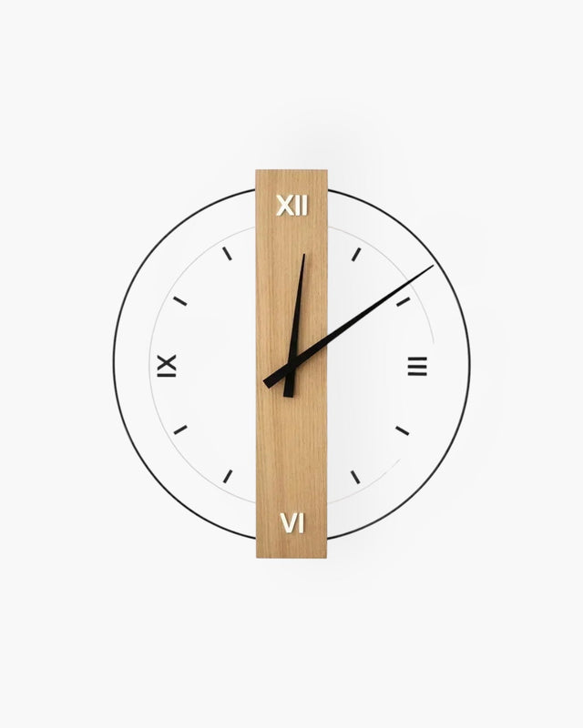 Carvallo - Modernt runt väggur med elegant träcenter och djärva svarta visare Carvallo