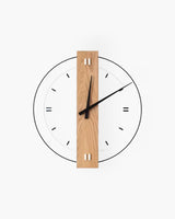 Carvallo - Modernt runt väggur med elegant träcenter och djärva svarta visare Carvallo