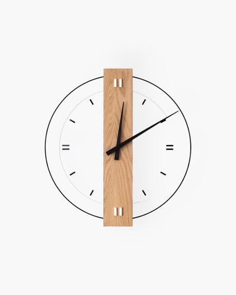 Carvallo - Modernt runt väggur med elegant träcenter och djärva svarta visare Carvallo