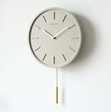 PenduloTime - Modern nordisk väggklocka med elegant pendeldesign Carvallo