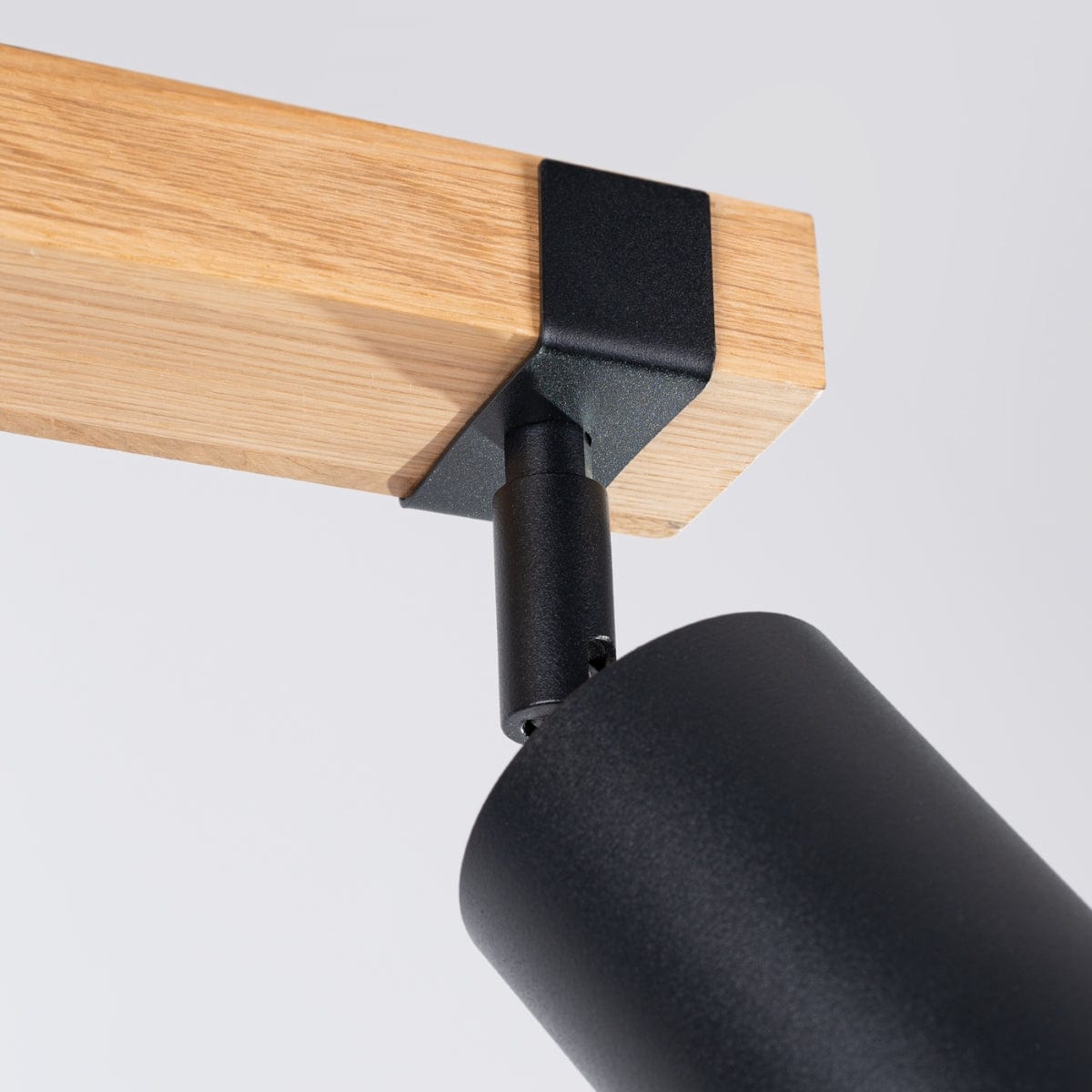 Fager Taklampa - 2-Ljus Svart - Riktad Belysning - Naturligt Trä & Metall - Justerbara Skärmar - Skandinavisk Minimalistisk Design - Energibesparande Carvallo