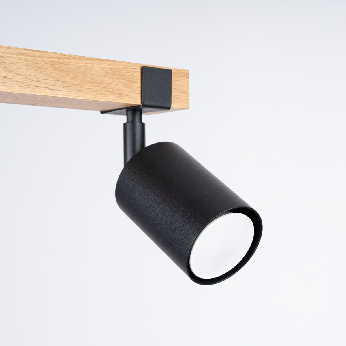 Fager Taklampa - 2-Ljus Svart - Riktad Belysning - Naturligt Trä & Metall - Justerbara Skärmar - Skandinavisk Minimalistisk Design - Energibesparande Carvallo