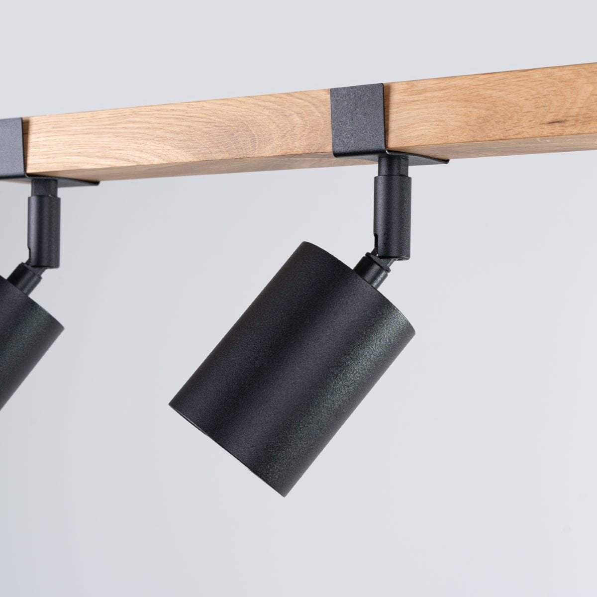 Fager Taklampa - 3-Ljus Svart - Riktad Belysning - Naturligt Trä & Metall - Justerbara Skärmar - Skandinavisk Minimalistisk Design - Energikapabel Carvallo