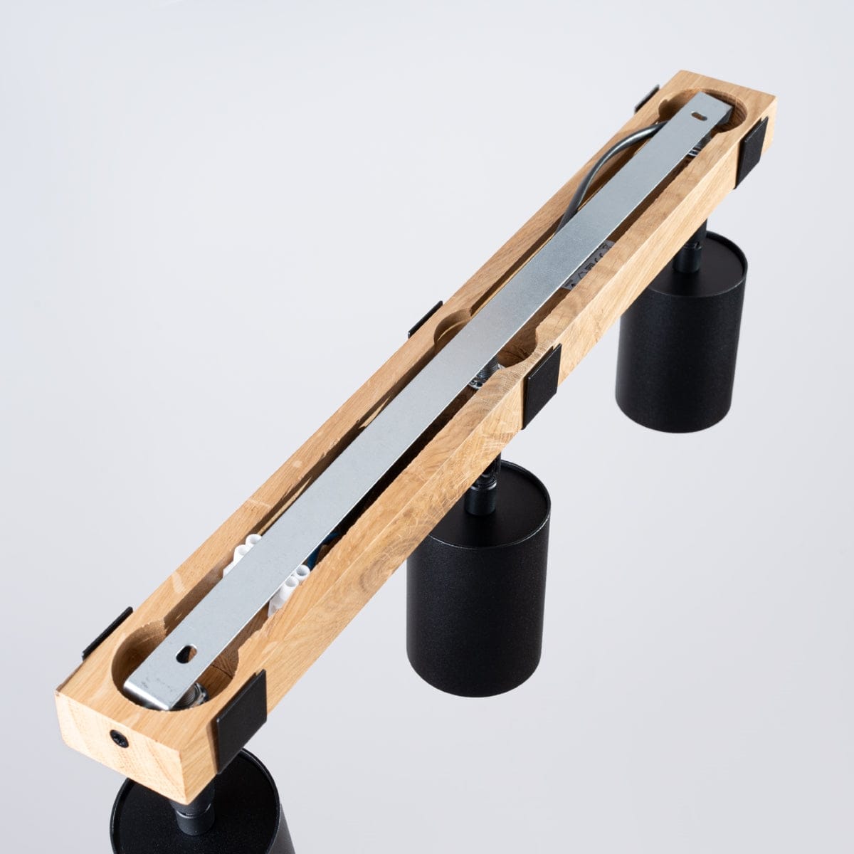 Fager Taklampa - 3-Ljus Svart - Riktad Belysning - Naturligt Trä & Metall - Justerbara Skärmar - Skandinavisk Minimalistisk Design - Energikapabel Carvallo