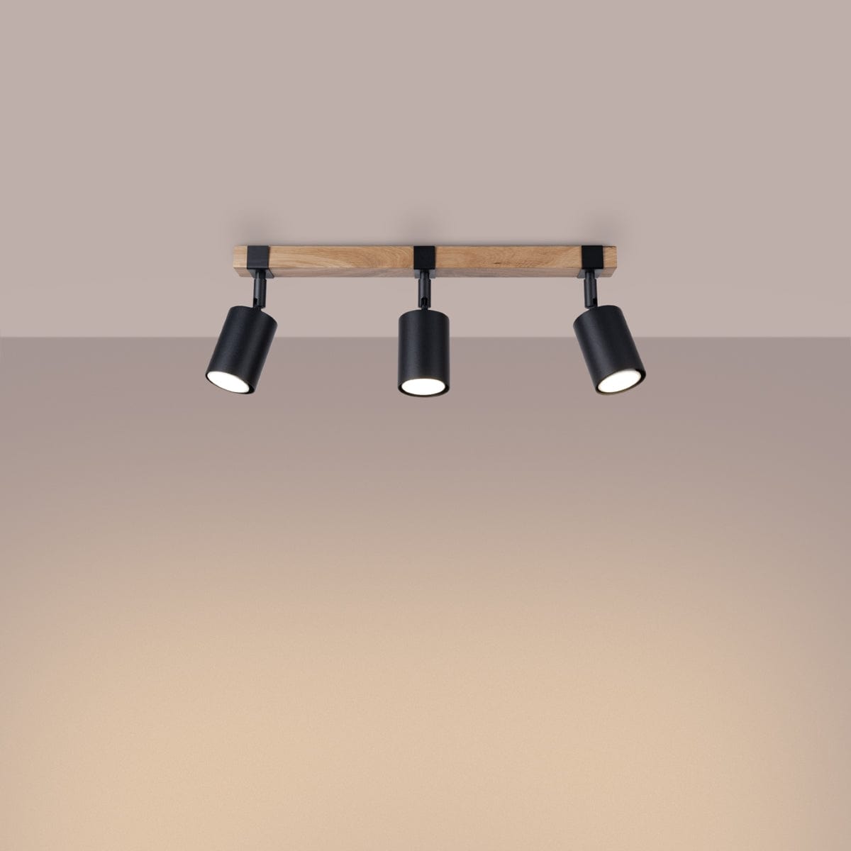 Fager Taklampa - 3-Ljus Svart - Riktad Belysning - Naturligt Trä & Metall - Justerbara Skärmar - Skandinavisk Minimalistisk Design - Energikapabel Carvallo