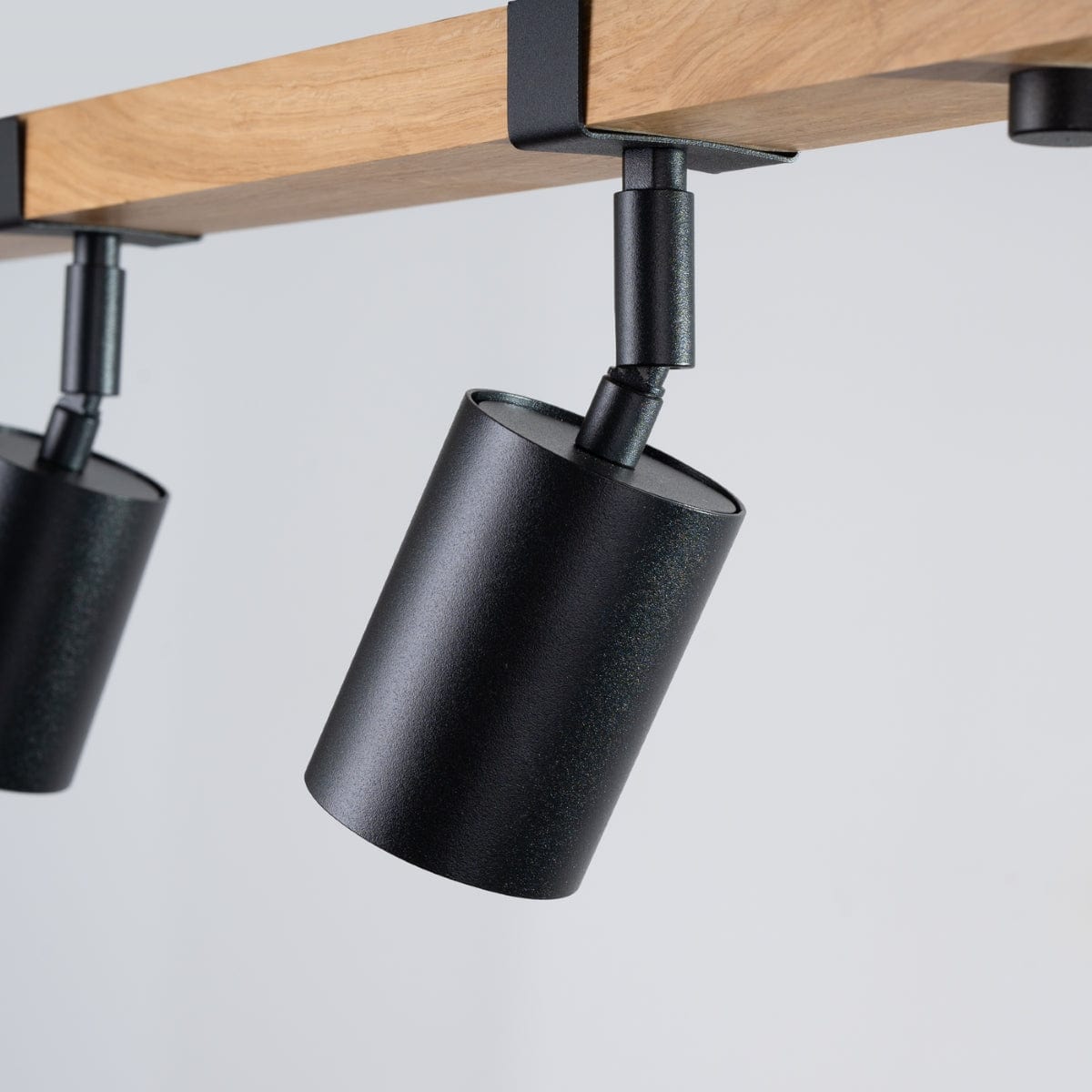 Fager Taklampa - 4-Ljus Svart - Riktad Belysning - Naturträ & Metall - Justerbara Skärmar - Stort Skandinaviskt Design - Energibesparande Carvallo