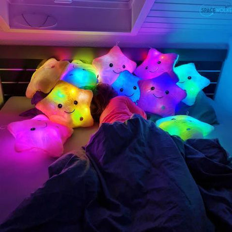 Carvallo - Kuddar, huvudkuddar och nattlampa i ett Carvallo