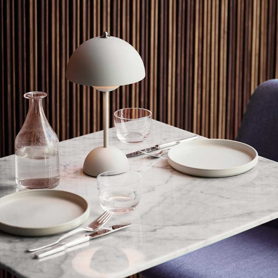 Bordslampa med vit kupol och LED-ljus Carvallo