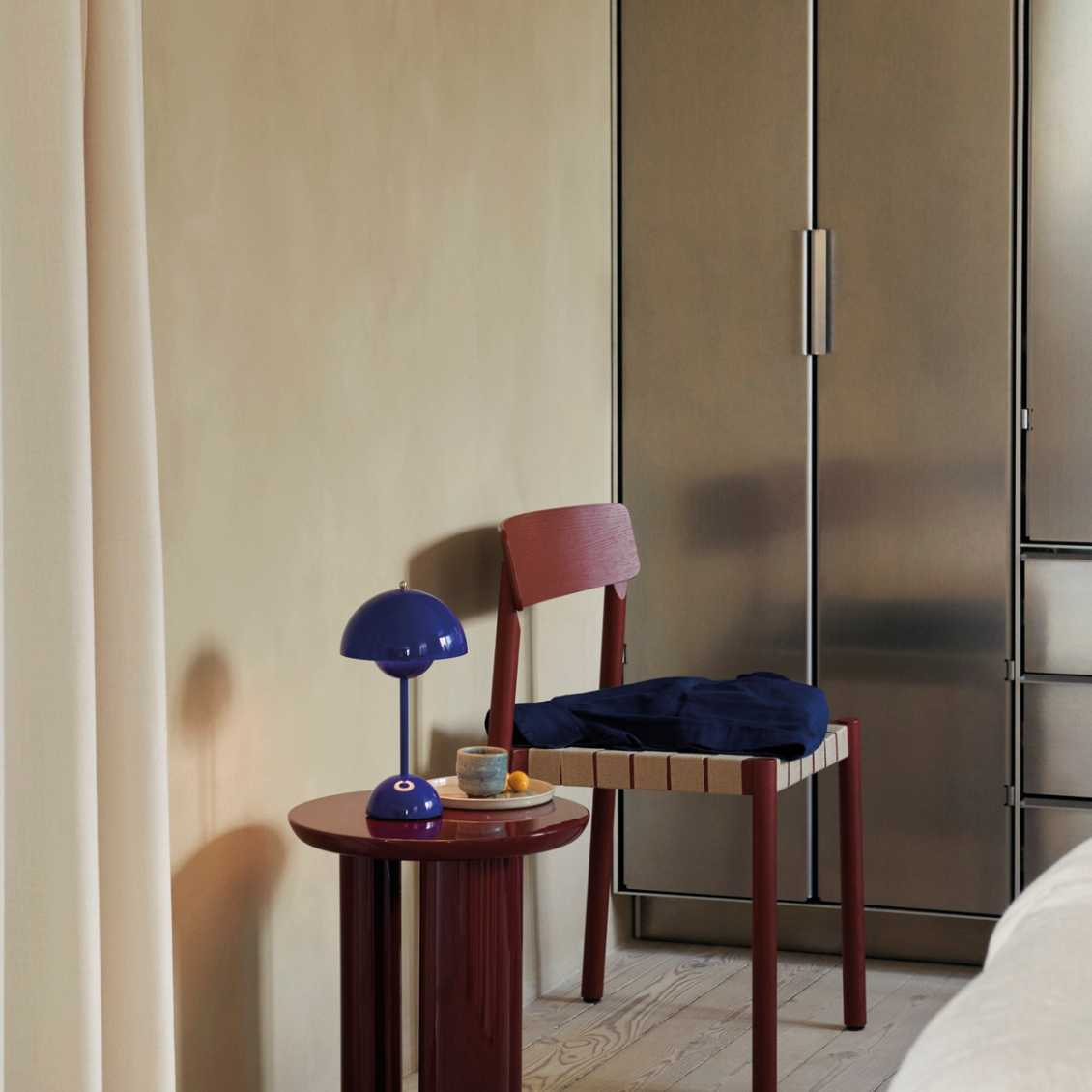 Bordslampa med vit kupol och LED-ljus Carvallo