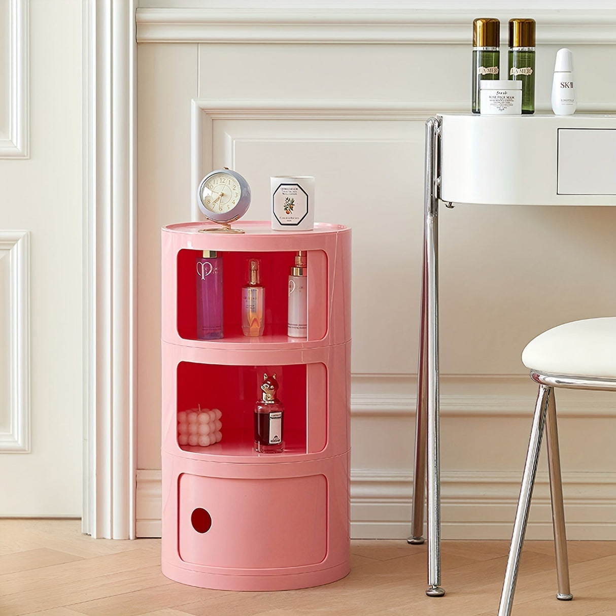 Sängbord med runda plastförvaringslådor Carvallo