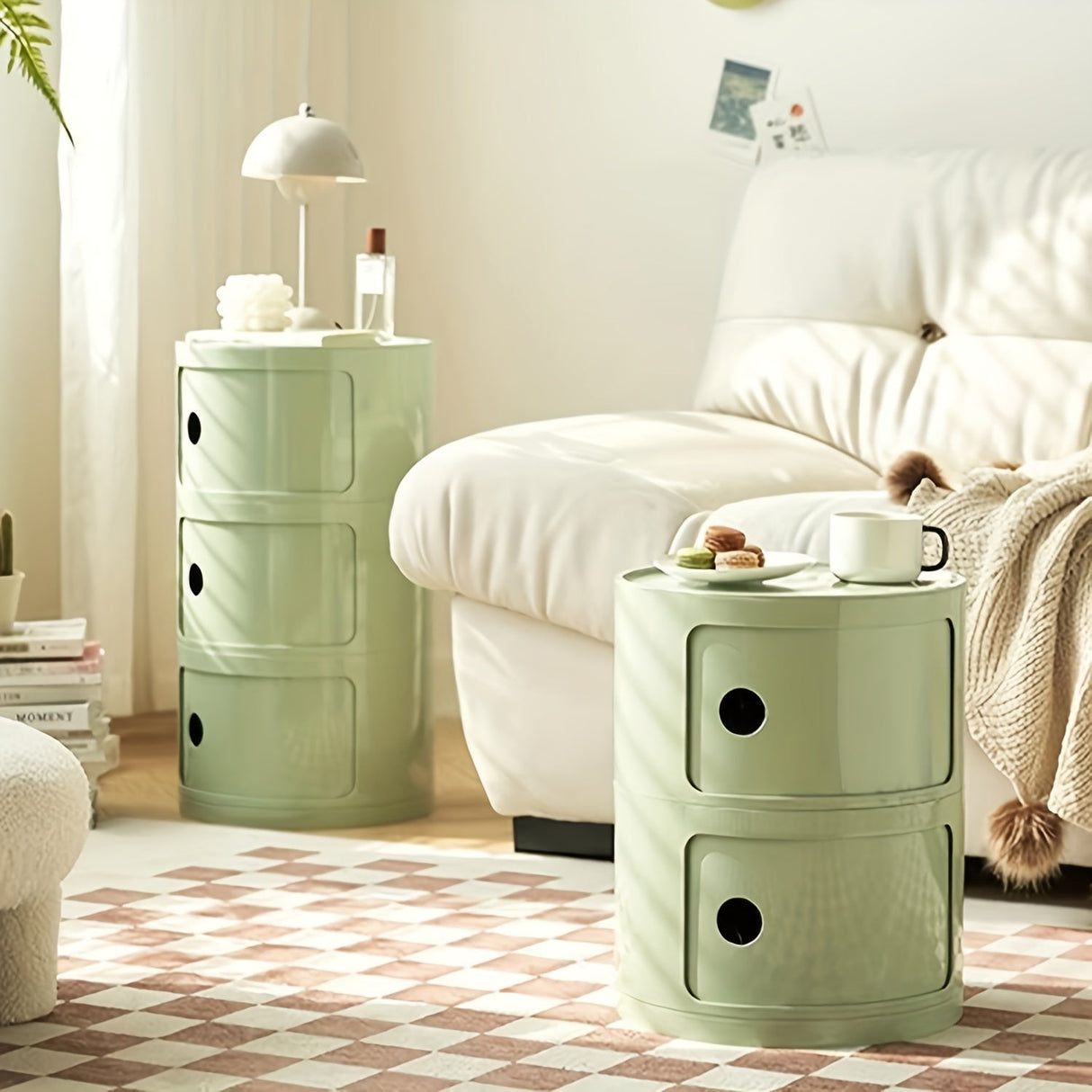 Sängbord med runda plastförvaringslådor Carvallo