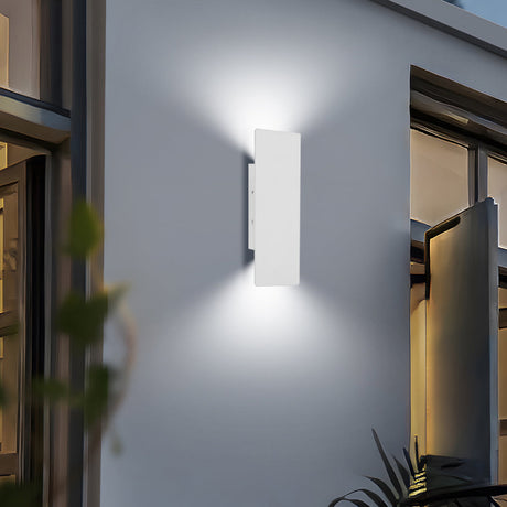 Utomhusvägglampa med modern vattentät design Carvallo