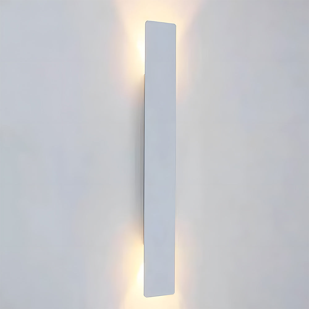 Utomhusvägglampa med modern vattentät design Carvallo