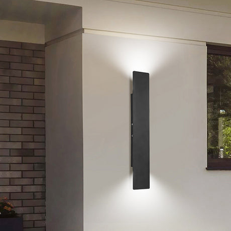 Utomhusvägglampa med modern vattentät design Carvallo