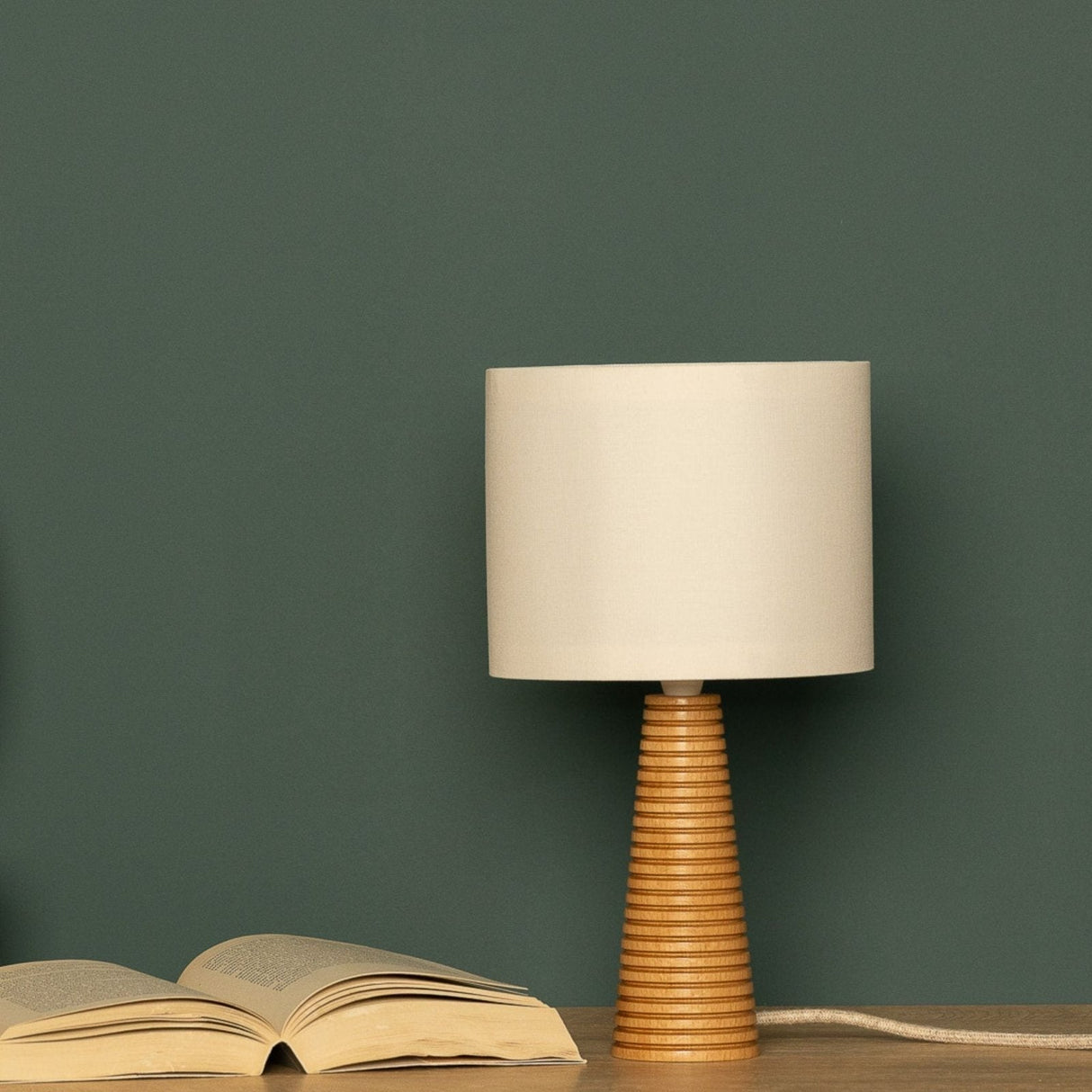 NordicGlow - Träbordslampa med Fälld Fot och Tyglampa Carvallo