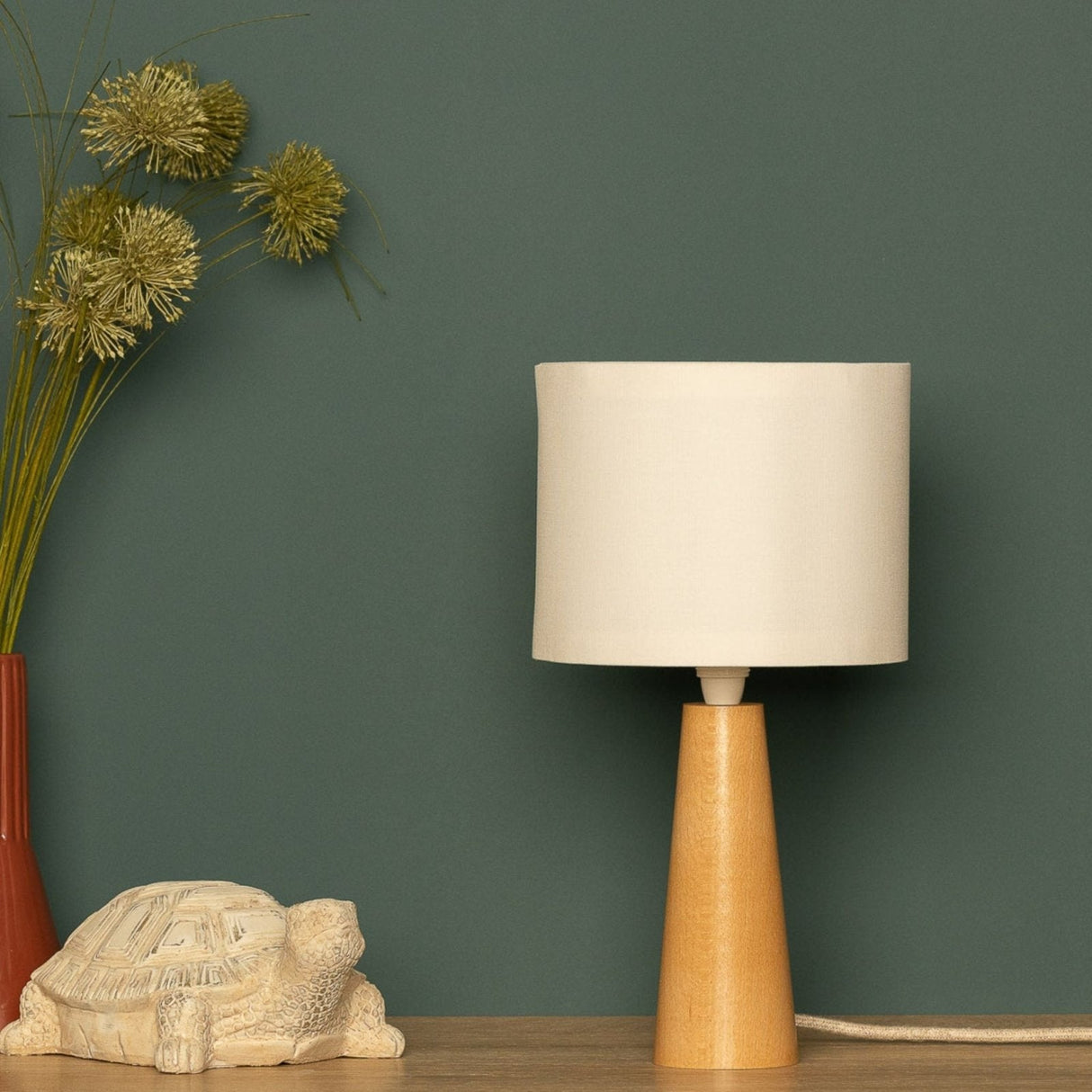 NordicGlow - Minimalistisk Träbordslampa med Tygtopp för Vardagsrum och Sovrum Carvallo