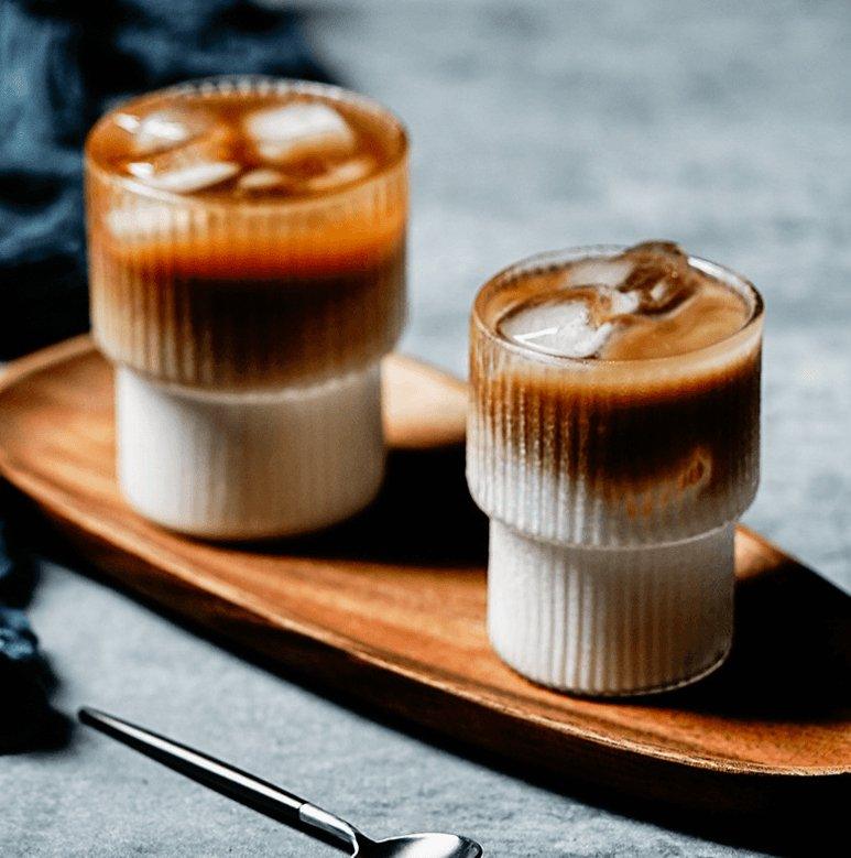 LustraVibe – Lyxig Ribbad Glas Set för Eleganta Drycker Carvallo