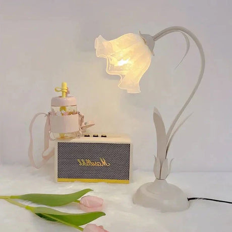 Klassisk Vintage Justerbar Blomsterbordslampa – Stilfull och Funktionell Ljus Carvallo