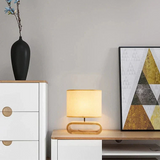 Nordisk Bordlampa Med Träbas – Tygskärm - E27 Lampa - Stilren Design - Ideal För Sängbord - Skrivbord - Vardagsrumsbelysning Carvallo