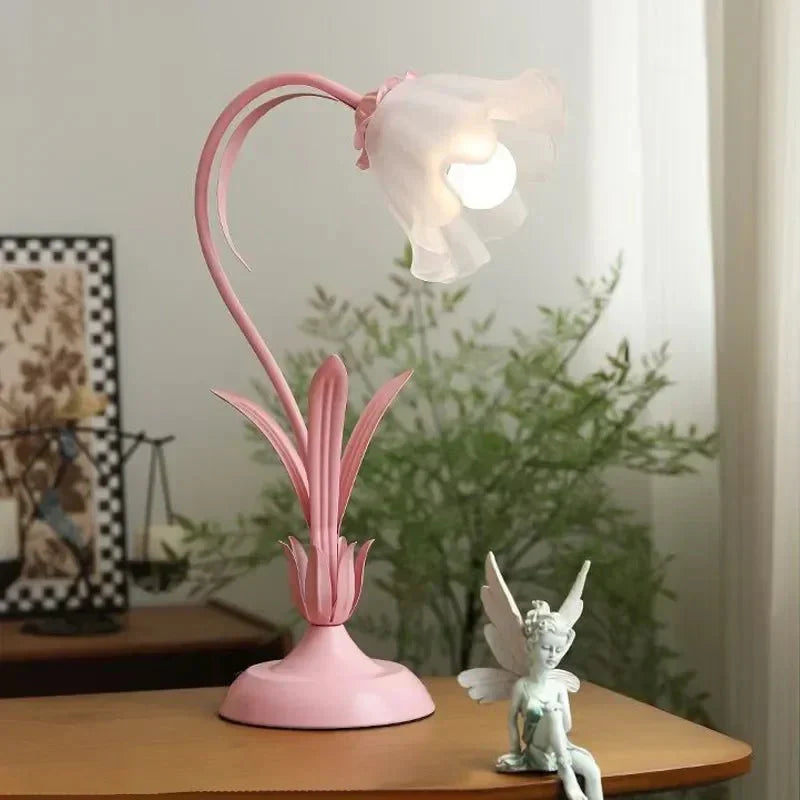 Vintage fransk stil blomma bordslampa med metallbas Carvallo
