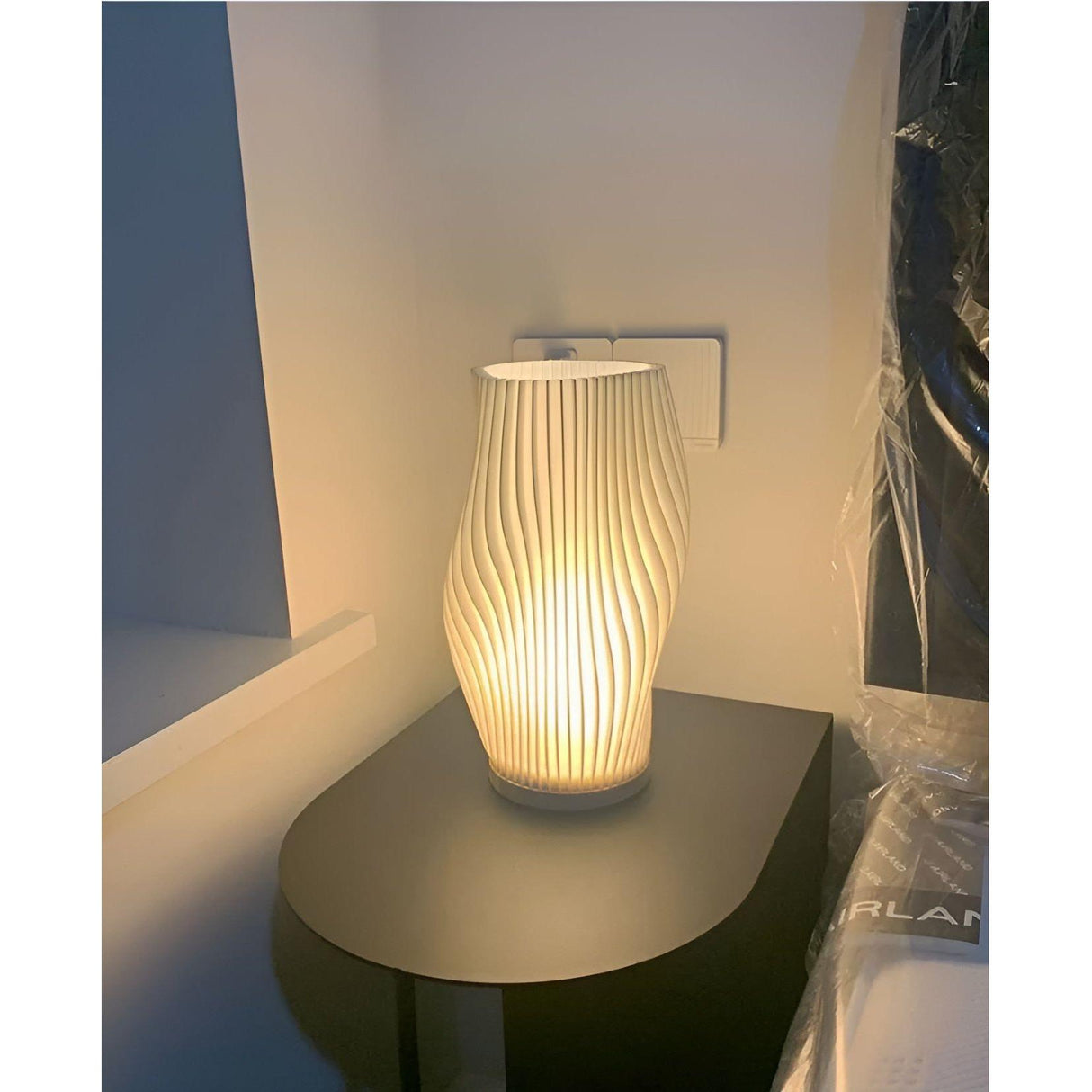 ChicPleats Lampa - Luksusig Fransk Kräm Ficklampor för en Mysig Atmosfär Carvallo